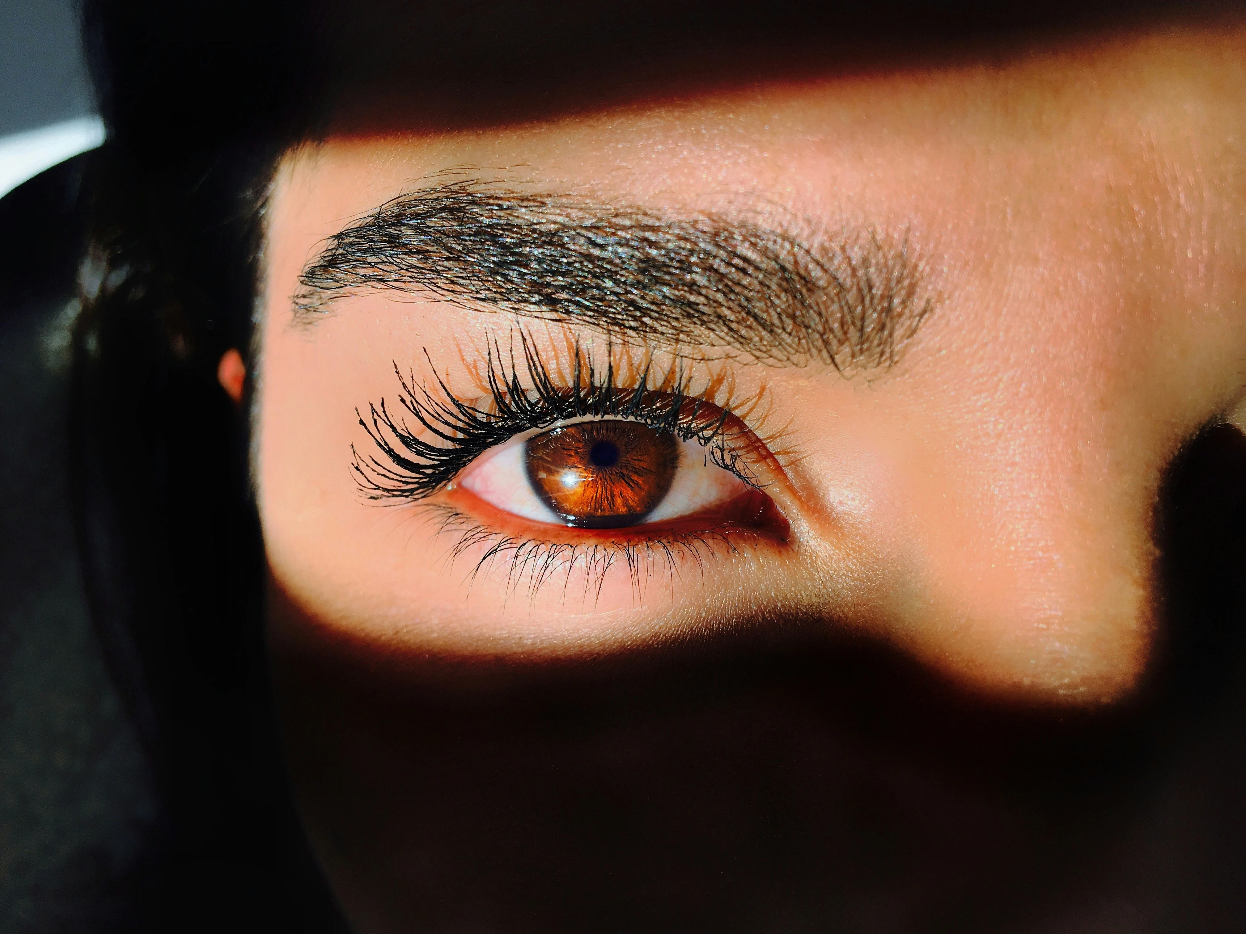 Primer plano de ojo para servicio de micropigmentacion
